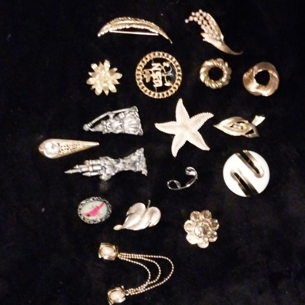 Vintage Brooches JJ Jonette Monet Brooks Green Trifari And More. LOT Of 17